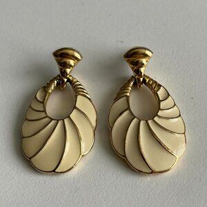 Vintage 1970/80s creamy enamel Elegant gold tone oval drop earrings